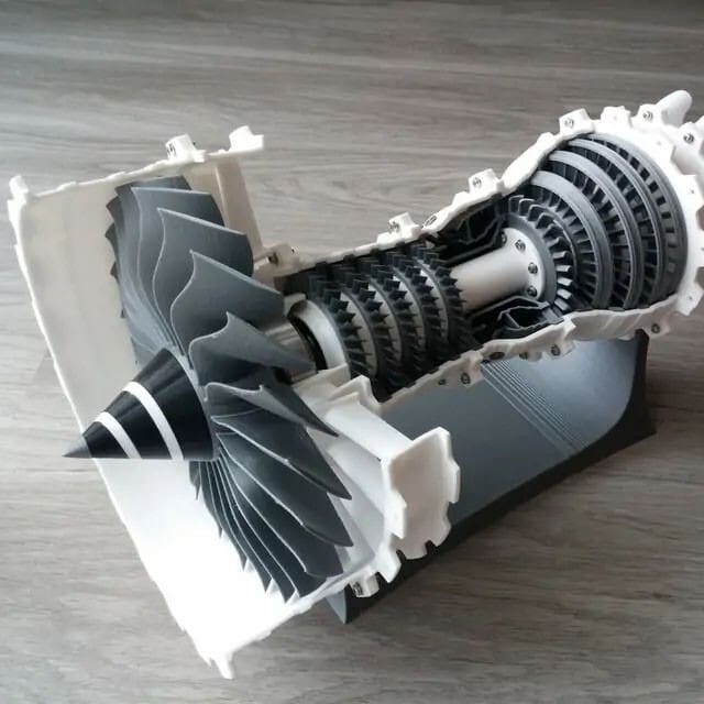 發動機引擎，汽車公司廣泛使用3D打印來迭代和測試各種組件，過程更快、更便宜，更環保。備份和按需生產零件，修復新款或經典車款。